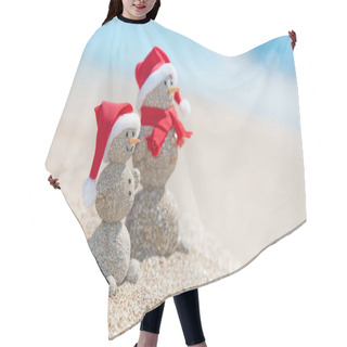 Personality  Snowmans Couple At Sea Beach In Christmas Hat. Hair Cutting Cape