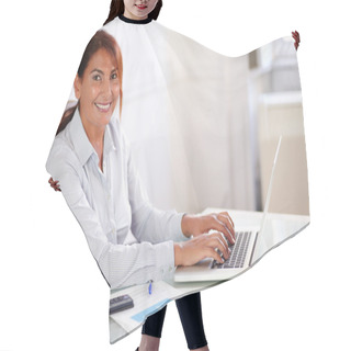 Personality  Latin Businesswoman Working With Her Laptop Hair Cutting Cape