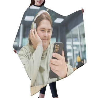Personality  Cheerful Woman With Mental Disorder Holding Smartphone And Listening Music In Headphones In Cafe Hair Cutting Cape