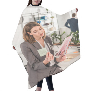 Personality  Selective Focus Of Businesswoman Holding Sticky Note With Later Lettering And Reading Magazine With Coworker On Background, Procrastination Concept Hair Cutting Cape
