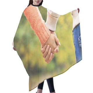 Personality  Couple Holding Hands In The Park Hair Cutting Cape