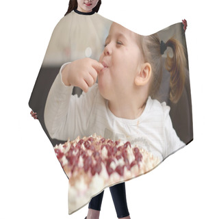 Personality  Cute Little Girl Eating Cake Hair Cutting Cape