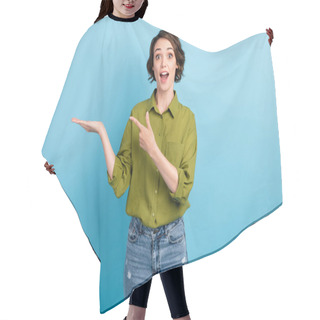 Personality  Photo Of Lovely Cute Lady Short Hairdo Amazed Look Camera Open Mouth Indicate Finger Hold Hand Empty Space Wear Jeans Green Shirt Isolated Blue Color Background Hair Cutting Cape