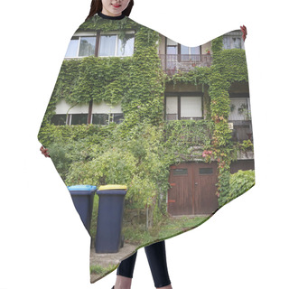 Personality  House Covered With Ivy Hair Cutting Cape