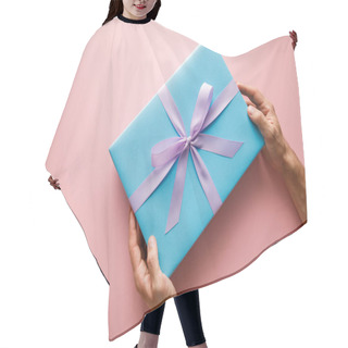 Personality  Cropped View Of Man Holding Blue Gift Box With Violet Satin Ribbon On Pink Background Hair Cutting Cape