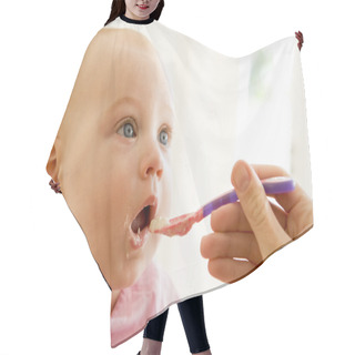 Personality  Mother Feeding Baby Food To Baby Hair Cutting Cape