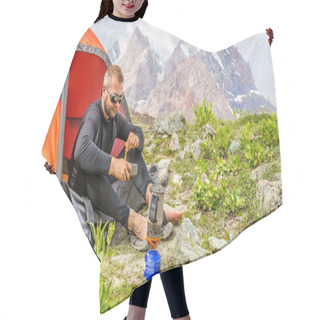 Personality  Traveling Man Eating Meal Hair Cutting Cape