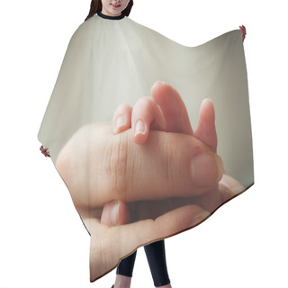 Personality  Baby And Mother Holding Hands Hair Cutting Cape