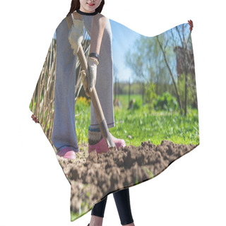 Personality  Woman Digging In Garden Hair Cutting Cape