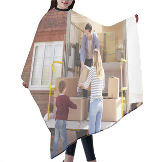 Personality  Family Moving Boxes From Removal Truck Hair Cutting Cape
