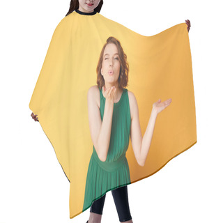 Personality  Blowing Kiss Hair Cutting Cape