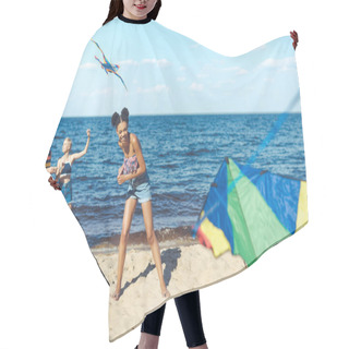 Personality  Selective Focus Of Multicultural Friends With Kites Spending Time On Sandy Beach Together Hair Cutting Cape