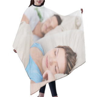 Personality  Young Couple Sleeping In Bed Hair Cutting Cape