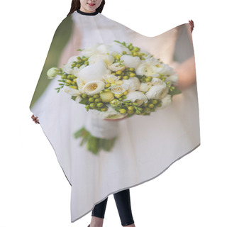 Personality  Beautiful Wedding Bouquet In Bride's Hand  Hair Cutting Cape
