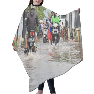 Personality  Blurry Image By Several Motorbike Riders And Cars Passing The Flood, Pekalongan,  February 18, 2021 Hair Cutting Cape