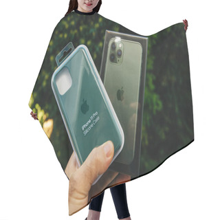 Personality  Man Hand Holding New Cardboard IPhpone 11 Pro Smartphone Hair Cutting Cape