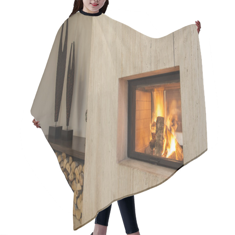 Personality  Travertine house: Fireplace hair cutting cape