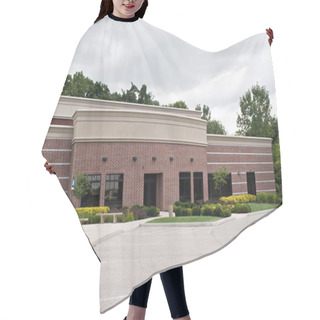 Personality  Brick Building Entrance Hair Cutting Cape