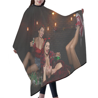 Personality  Pin-up Girls In Nightclub Hair Cutting Cape