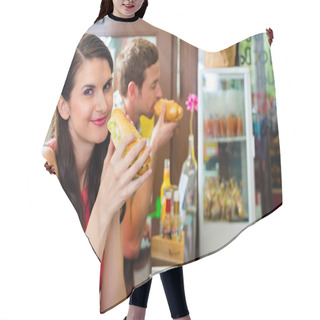 Personality  Customers Eating Hotdog In Fast Food Snack Bar Hair Cutting Cape