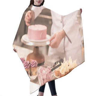 Personality  Cropped Shot Of Confectioner Making Cake In Restaurant Kitchen Hair Cutting Cape