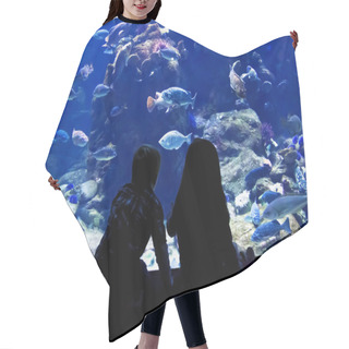 Personality  Children Watching Fish In A Large Aquarium Hair Cutting Cape