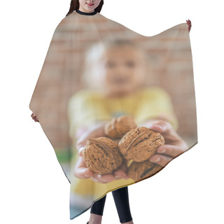 Personality  Little Girl With Walnuts Hair Cutting Cape