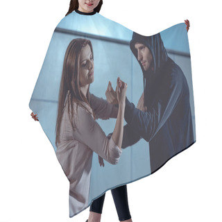 Personality  Beautiful Woman Fighting With Thief In Underpass Hair Cutting Cape