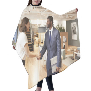 Personality  Businessman And Businesswoman Meeting And Shaking Hands In Modern Open Plan Office Hair Cutting Cape