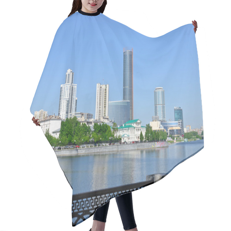 Personality  Yekaterinburg downtown hair cutting cape