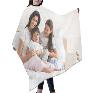 Personality  Happy Mother Hugging Adorable Children While Sitting In Bed Near Bouquet And Mothers Day Card With Dear Mommy Lettering Hair Cutting Cape