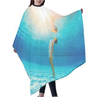 Personality  Underwater Swimming And Reflection In Water Hair Cutting Cape