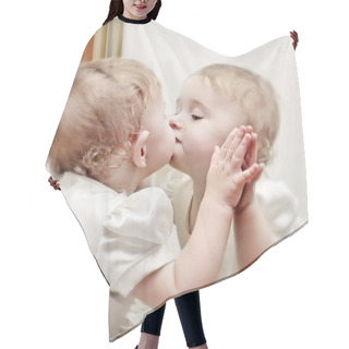 Personality  Baby Kissing A Mirror Hair Cutting Cape