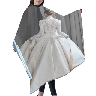Personality   Peter Langer Bridal Show   Hair Cutting Cape