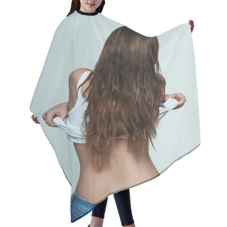 Personality  Beauty Model With Perfect Skin And Wet Hair Undressing Hair Cutting Cape