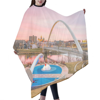 Personality  Des Moines Iowa Skyline And Public Park In USA (United States) Hair Cutting Cape