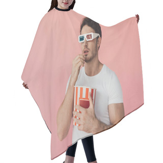 Personality  Curious Muscular Man In 3d Glasses Eating Popcorn Isolated On Pink Hair Cutting Cape