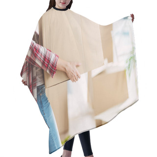 Personality  Girl With Cardboard Boxes Hair Cutting Cape