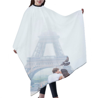 Personality  Romantic Couple Together In Paris Hair Cutting Cape