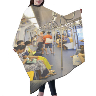 Personality  Passengers Ride On Subway Train Hair Cutting Cape