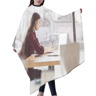 Personality  Young Woman With Laptop  Hair Cutting Cape