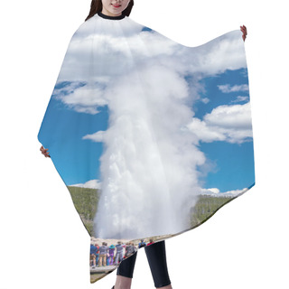 Personality  Tourists Watching The Old Faithful Erupting In Yellowstone Natio Hair Cutting Cape