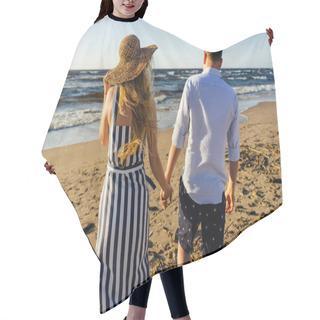 Personality  Rear View Of Affectionate Couple Holding Hands And Walking On Sandy Beach On Summer Day Hair Cutting Cape