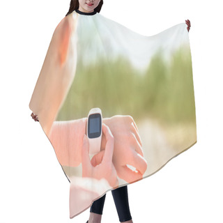 Personality  Runner Looking At Sports Smartwatch Hair Cutting Cape