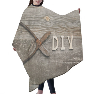 Personality  Top View Of Vintage Rusty Carpentry Scissors And Do It Youself Sign On Wooden Background Hair Cutting Cape