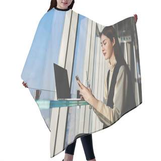 Personality  Japanese Woman Successful Freelancer Hair Cutting Cape