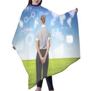 Personality  Businesswoman Agaisnt Virtual Background Hair Cutting Cape