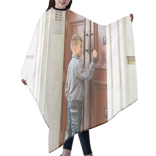 Personality  Boy Knocking Door Hair Cutting Cape
