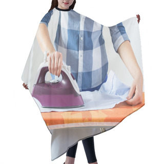 Personality  View Of Ironing Woman Hair Cutting Cape