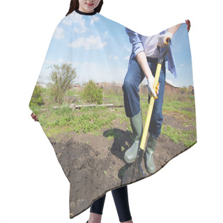 Personality  Digging In The Garden Hair Cutting Cape